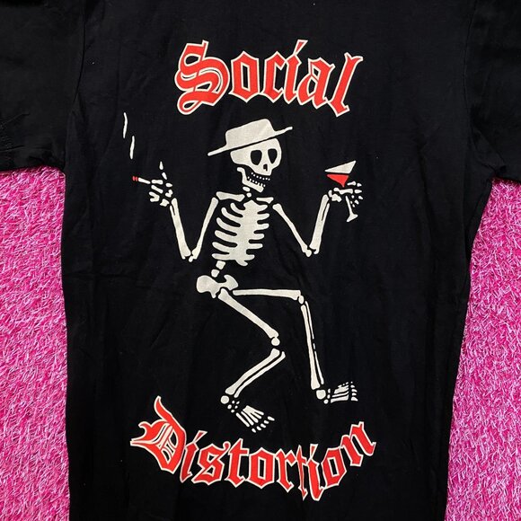 Social Distortion Skelly Drinking & Smoking Punk Band Tee S - Picture 2 of 4